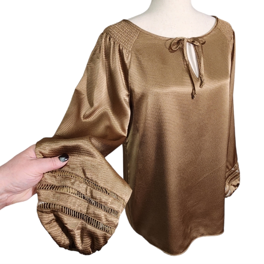 Jones New York Signature Stretch Tie Keyhole Poet Sleeve Metallic Gold Med *NEW*